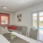 Charming House Noelene Valtura