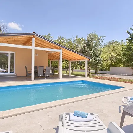Charming House Noelene Valtura