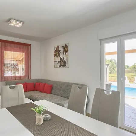 Charming House Noelene Valtura